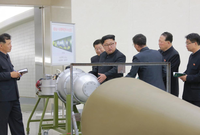 Uy lực đáng gờm của bom H ‘made in Triều Tiên’ Nhà lãnh đạo Triều Tiên Kim Jong Un thăm Viện Vũ khí hạt nhân. Ảnh: KCNA