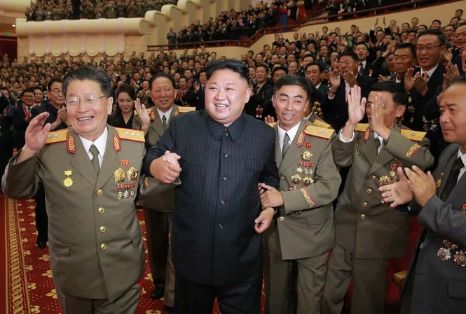 Mong Nga - Trung ủng hộ, Mỹ sửa dự thảo lệnh trừng phạt Triều Tiên Chủ tịch Triều Tiên Kim Jong-un cùng các tướng lĩnh ăn mừng vụ thử bom H thành công. Ảnh: KCNA