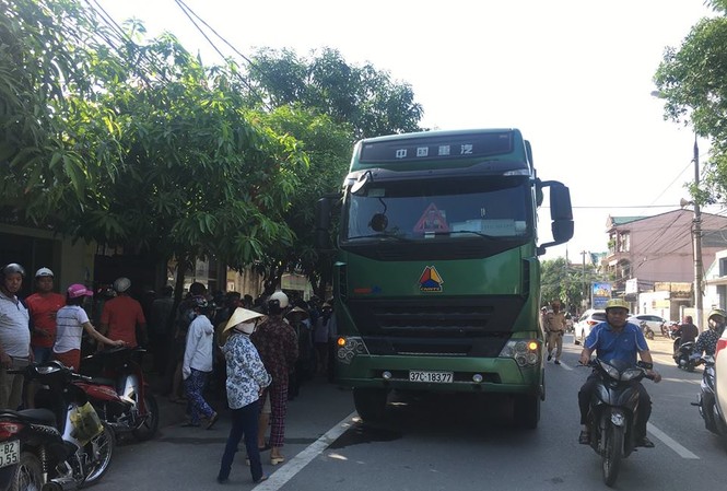 Người phụ nữ chết thảm dưới bánh xe tải ở Vinh Hiện trường vụ tai nạn.