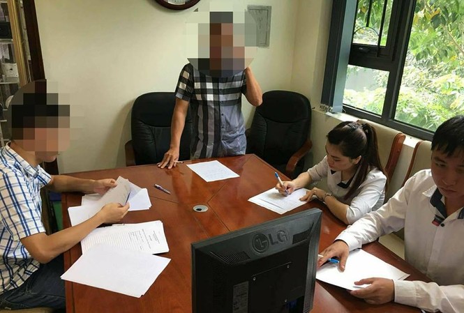 Hành trình truy lùng hai ông Tây ăn trộm đồng hồ trăm triệu Các điều tra viên làm việc với các nhân chứng để điều tra, xử lý vụ việc. Ảnh: Duy Chiến