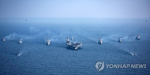 Mỹ tính đưa tàu sân bay, máy bay ném bom đến bán đảo Triều Tiên Cuộc tập trận chung trên biển của liên quân Mỹ - Hàn Quốc hồi tháng 3/2017. Ảnh: Yonhap