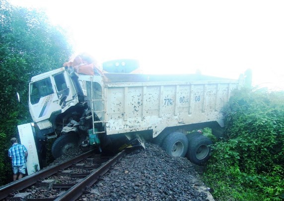 Tàu lửa tông xe tải kéo lê 200m, đường sắt tê liệt gần 4 tiếng Chiếc xe ben bị tàu lửa tông nằm chắn ngang đường sắt. Ảnh: BĐO