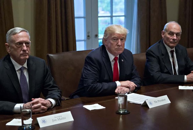 Mỹ sắp rút khỏi thỏa thuận hạt nhân Iran? Tổng thống Trump tham gia cuộc họp với các quan chức quân sự tại Nhà Trắng. Ảnh: UPI