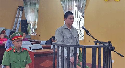 Vận chuyển 200 triệu tiền giả, 'cõng' án 13 năm tù Bị cáo Điệp ra tòa lĩnh án. Ảnh: Như Trang