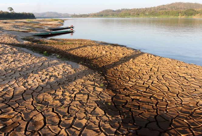 Giải pháp nào sử dụng nguồn nước sông Mekong hiệu quả, bền vững? Một khúc sông Mekong khô cạn. Ảnh: Paritta Wangkiat