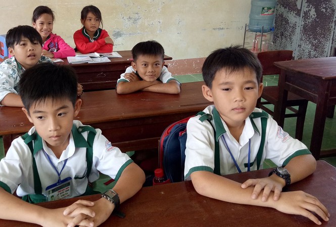 Bộ GD-ĐT tặng Bằng khen học sinh lớp 3 trả tài sản cho người đánh rơi Em Nguyễn Nhật Nam (bên tai phải)