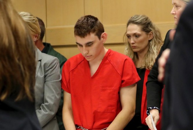 Tiết lộ rùng mình về vũ khí của nghi phạm xả súng trường học Florida Nghi phạm Nikolas Cruz cúi đầu trước toà. Ảnh: AP
