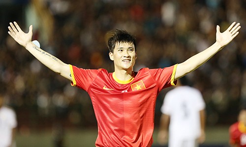 Công Vinh đề xuất dùng cầu thủ U23 làm nòng cốt ở AFF Cup Công Vinh tham dự nhiều kỳ AFF Cup và một lần lên ngôi năm 2008. Ảnh: Đức Đồng.