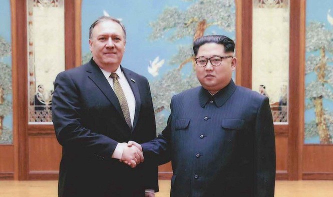 Ngoại trưởng Mỹ đến Triều Tiên trước cuộc gặp Mỹ - Triều Ông Mike Pompeo chụp ảnh cùng ông Kim Jong-un tại Bình Nhưỡng trong chuyến thăm đầu tháng 4. Ảnh: Nhà Trắng