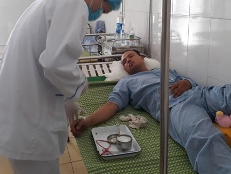 Nhân chứng kể lại vụ tai nạn tàu hỏa SE19 ở Thanh Hóa Bác sĩ đang kiểm tra sức khỏe của bệnh nhân Nguyễn Văn Dầu - đang được điều trị tại Bệnh viện đa khoa huyện Tĩnh Gia