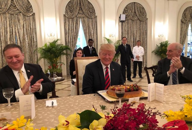 Tổng thống Mỹ đón sinh nhật sớm tại Singapore Bức ảnh được Ngoại trưởng Singapore Vivian Balakrishnan chia sẻ trên Facebook.