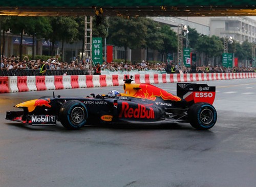 Hà Nội có thể tổ chức giải đua xe F1 trên đường phố Xe đua F1 lần đầu chạy biểu diễn ở TP HCM tháng 5/2018. Ảnh: Bảo Lam.
