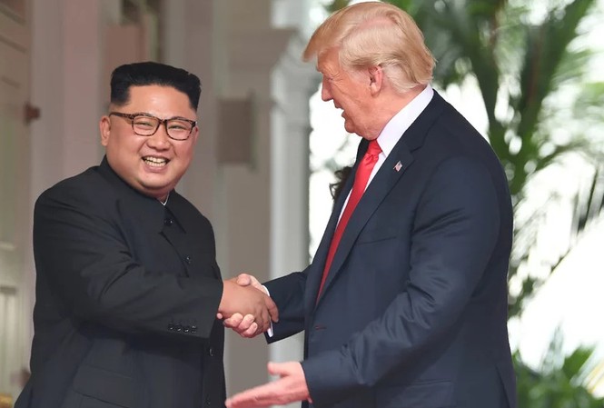 Ông Kim Jong-un: Vẫn tin tưởng và chưa từng nói xấu Tổng thống Trump Ông Kim Jong-un (trái) và ông Donald rump (phải) trong cuộc gặp ngày 12/6. Ảnh: AFP