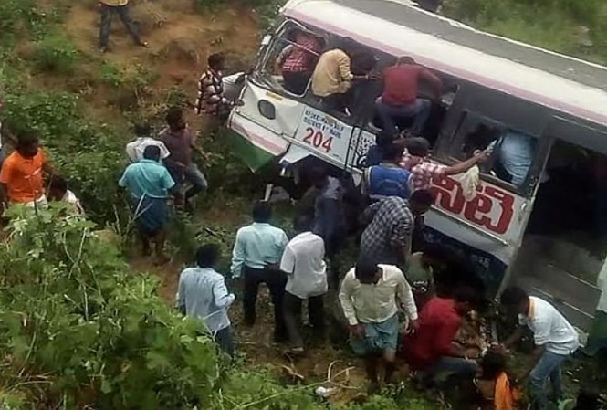 Xe chở khách đi lễ lao xuống vực, 50 người thiệt mạng Hiện trường vụ tai nạn. Ảnh: AFP