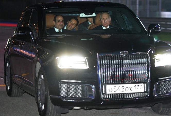 Ông Putin lái siêu xe đưa Tổng thống Ai Cập đi ngắm đường đua F1 Tổng thống Nga Putin lái xe đưa Tổng thống Ai Cập Sisi đi dạo quanh đường đua F1. Ảnh: Sputnik