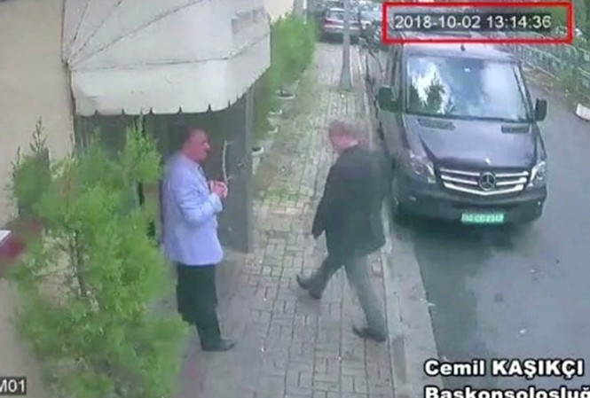 Vụ Khashoggi: Sếp tình báo Mỹ âm thầm đến Thổ Nhĩ Kỳ? Nhà báo Khashoggi (áo vest đen) đến lãnh sự quán Ả Rập Saudi tại Istanbul (Thổ Nhĩ Kỳ) hôm 2/10. Ảnh cắt từ video