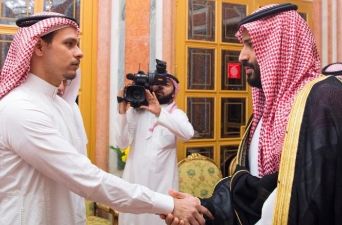 Con trai nhà báo Khashoggi rời Ả Rập Saudi đến Mỹ Salah Khashoggi (trái) bắt tay Thái tử Mohammed bin Salman (phải). Ảnh: SPA