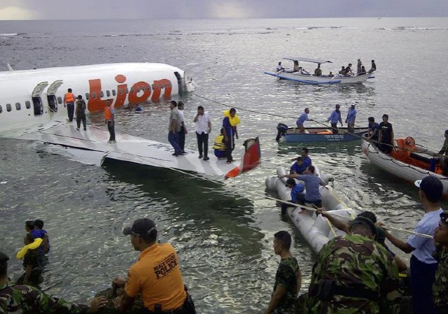 Điểm danh loạt tai nạn hi hữu trong 2 thập kỉ hoạt động của Lion Air Chiếc máy bay của hãng Lion Air gãy đôi sau khi lao xuống biển ngày 13/4/2013. Ảnh: News.com.au