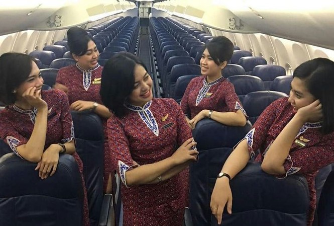 Thân nhân tiết lộ 'điềm gở' trước chuyến bay định mệnh của Lion Air Alfiani Hidayati Solikah (giữa) cùng các bạn đồng nghiệp tiếp viên hàng không. Ảnh: Instagram nhân vật