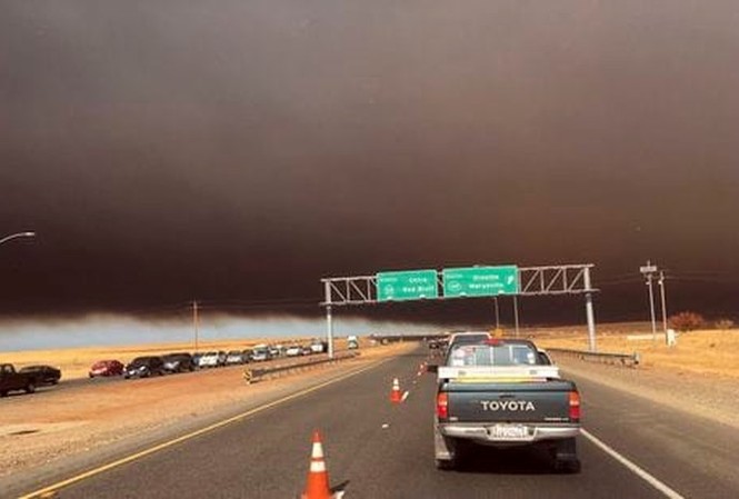 Cháy rừng “như tận thế” ở California làm hàng nghìn người sơ tán Cả một bầu trời bị bao phủ khói bởi khói đen từ đám cháy ở Camp Fire, thị trấn Paradise, hạt Butte, phía bắc thủ phủ Sacramento của bang California, nhìn từ đường cao tốc 99 gần Marysville. (Ảnh: AP)