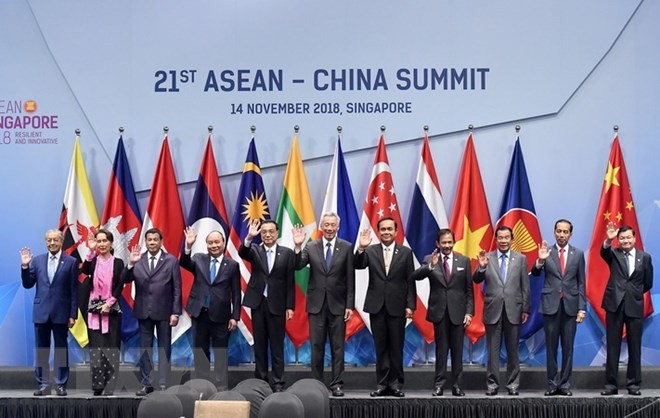 Thủ tướng Nguyễn Xuân Phúc dự các Hội nghị Cấp cao ASEAN và đối tác Thủ tướng Nguyễn Xuân Phúc (thứ tư, từ trái sang), Thủ tướng Trung Quốc Lý Khắc Cường (thứ năm, từ trái sang) và các Trưởng đoàn ASEAN chụp ảnh chung. (Ảnh: Thống Nhất/TTXVN)