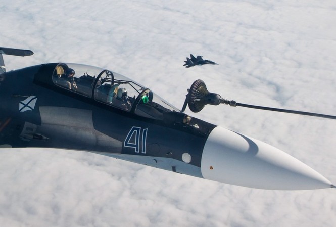 Su-30, Su-35 tiếp nhiên liệu giữa trời nhìn từ buồng lái Ảnh minh họa: Sputnik