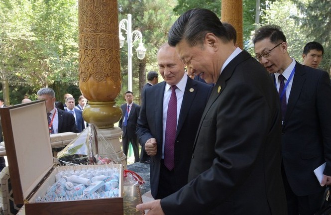 Chủ tịch Tập được Tổng thống Putin mời ăn kem mừng sinh nhật Tổng thống Nga Putin tặng Chủ tịch Trung Quốc Tập Cận Bình một thùng kem Nga. Ảnh: Ria Novosti