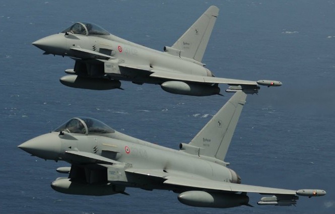 Hai chiến đấu cơ Đức đâm nhau kinh hoàng trên không Chiến đấu cơ Eurofighter. Ảnh: Twitter