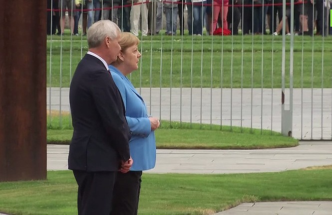 Thủ tướng Đức Merkel lại run lẩy bẩy khi đón khách Ảnh cắt từ video