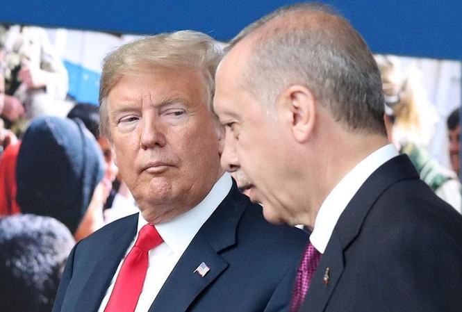 Không còn dọa dẫm, Mỹ sắp giáng đòn trừng phạt Thổ Nhĩ Kỳ Tổng thống Mỹ Donald Trump và Tổng thống Thổ Nhĩ Kỳ Recep Tayyip Erdogan. Ảnh: AP