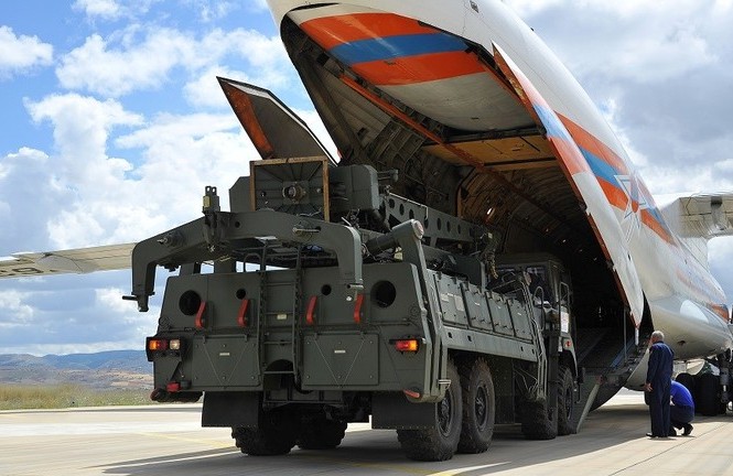 Thổ Nhĩ Kỳ nhận S-400 Nga: Lầu Năm Góc im lặng bất thường Linh kiện S-400 được đưa đến Nga hôm qua, 12/7. Ảnh: Bộ Quốc phòng Thổ Nhĩ Kỳ