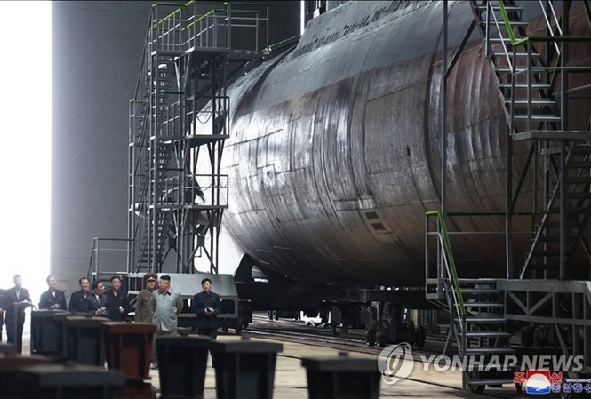 Hàn Quốc: Tàu ngầm mới của Triều Tiên có thể mang theo 3 tên lửa Chủ tịch Triều Tiên Kim Jong-un thị sát tàu ngầm mới. Ảnh: KCNA