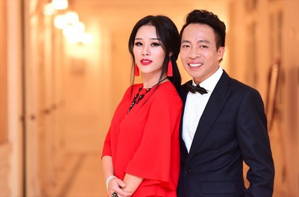 Chuyện tình 'đũa lệch' Việt Hoàn hơn vợ 18 tuổi vượt mọi lời đàm tiếu Việt Hoàn và Hoa Trần bên nhau 12 qua hạnh phúc và ấm êm.