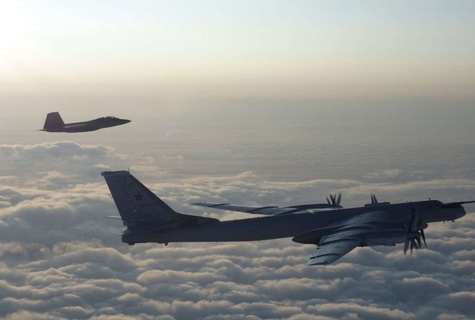 Mỹ tung ảnh F-22 chặn đầu oanh tạc cơ Nga ngoài khơi Alaska Hình ảnh do NORAD công bố cho thấy chiến đấu cơ Mỹ - Canada chạm trán Tu-95 Nga ngày 8/8. Ảnh: NORAD