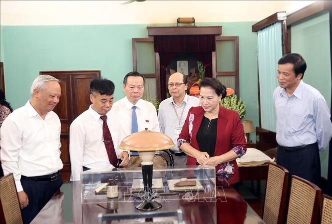 Lãnh đạo Quốc hội dâng hương tưởng niệm Hồ Chủ tịch Chủ tịch Quốc hội Nguyễn Thị Kim Ngân tham quan và nghe giới thiệu không gian làm việc của Chủ tịch Hồ Chí Minh trong Nhà 67. Ảnh: Trọng Đức/TTXVN