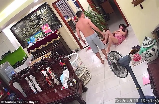 Vụ võ sư Việt Nam đánh vợ đang ôm con lên báo nước ngoài Ảnh cắt từ video