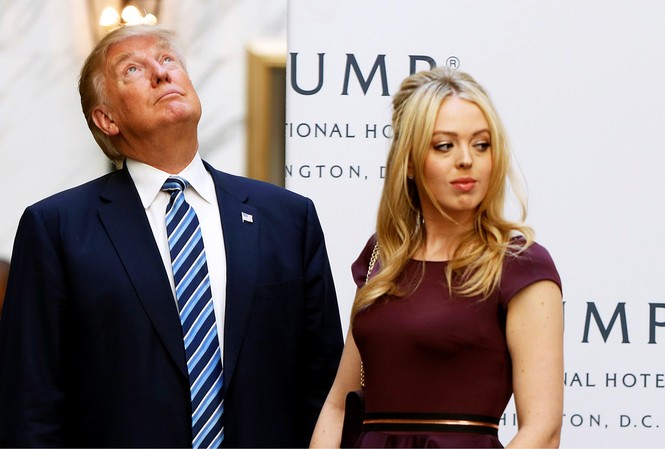 Ông Trump phủ nhận tin đồn ‘chê con gái béo, không thích chụp ảnh cùng’ Tổng thống Trump và con gái Tiffany. Ảnh: Reuters