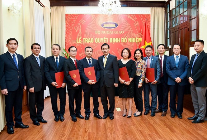 Bổ nhiệm nhân sự Bộ Ngoại giao, Bộ Nông nghiệp & PTNT Thứ trưởng Lê Hoài Trung trao quyết định và chúc mừng các cán bộ được bổ nhiệm.