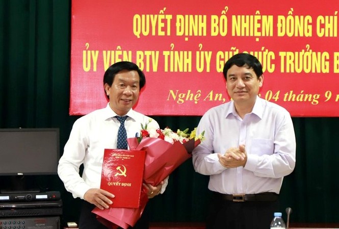 Bổ nhiệm nhân sự 8 tỉnh thành Bí thư Tỉnh ủy Nghệ An Nguyễn Đắc Vinh trao quyết định và chúc mừng đồng chí Lê Đức Cường.