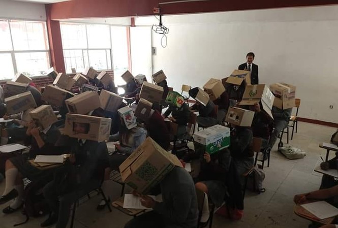 Giáo viên bị 'ném đá' vì nghi bắt học sinh đội thùng các tông để chống quay cóp Hình ảnh được đăng tải hồi tuần trước. Ảnh: Facebook
