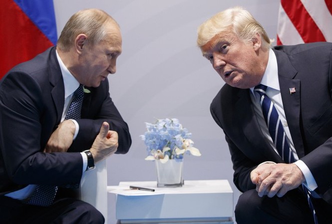 Ông Putin tiết lộ từng mời ông Trump mua vũ khí siêu thanh Nga Tổng thống Mỹ Donald Trump và Tổng thống Nga Vladimir Putin. Ảnh: AP