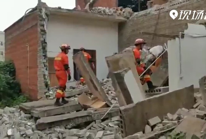 Tứ Xuyên rung chuyển vì động đất 5,4 độ richter, 30 người thương vong Nhiều căn nhà bị hư hại trong trận động đất. Ảnh chụp màn hình