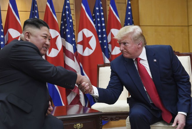 Triều Tiên bất ngờ tuyên bố muốn nối lại đàm phán với Mỹ Chủ tịch Triều Tiên Kim Jong-un và Tổng thống Mỹ Donald Trump. Ảnh: AP