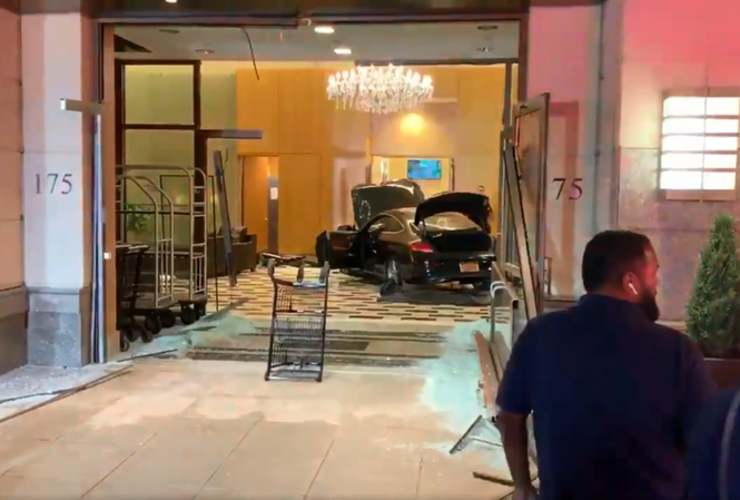 Lái xe đâm sầm vào sảnh Trump Plaza rồi ‘ngồi chơi xơi nước’ Hiện trường vụ tai nạn. Ảnh cắt từ hiện trường
