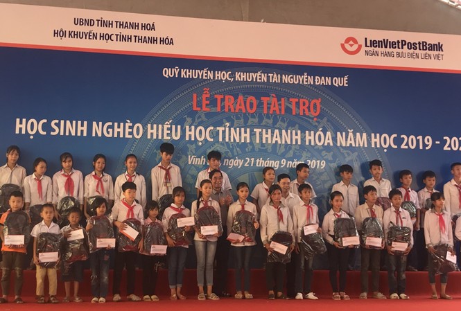 Trao 1.000 suất học bổng và quà
cho học sinh nghèo xứ Thanh Trao 1.000 suất học bổng và quà
cho học sinh nghèo xứ Thanh
