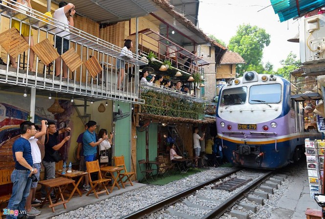 Tranh luận dẹp bỏ cà phê đường tàu là kìm hãm phát triển du lịch? Theo các chuyên gia, tai nạn có thể xảy ra bất cứ lúc nào ở những tụ điểm cà phê đường tàu. Ảnh: Việt Hùng.