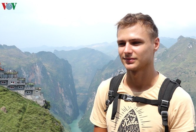 'Mã Pì Lèng Panorama tiện lợi để ngắm cảnh nhưng không hài hòa với thiên nhiên' Du khách Kaspar (21 tuổi, đến từ Lithuana).