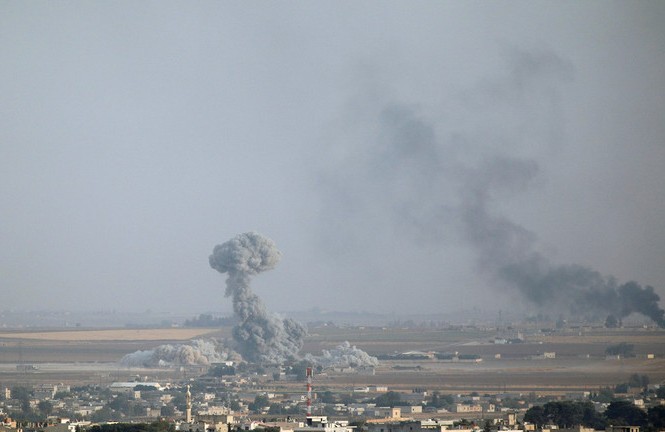 Tiền đồn Mỹ ở Syria trúng hỏa lực của Thổ Nhĩ Kỳ Thị trấn biên giới Syria chìm trong khói lửa vì trúng hỏa lực của Thổ Nhĩ Kỳ. Ảnh: Reuters