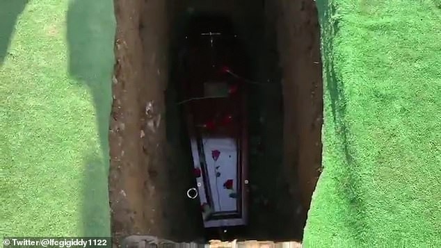 Quan tài vừa hạ xuống huyệt, bất ngờ có tiếng 'thả tôi ra' Quan tài Shad Bradley bất ngờ phát ra tiếng khi vừa được hạ xuống huyệt. Ảnh: Daily Mail