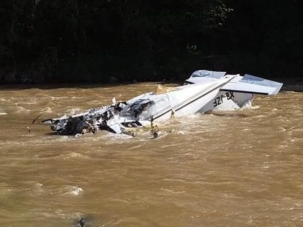 Máy bay Mexico lao xuống sông, nhiều người chết thảm Xác máy bay nằm chỏng chơ trên sông. Ảnh: Twitter
